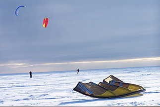 Cours de cerf-volant et de kitewing en hiver